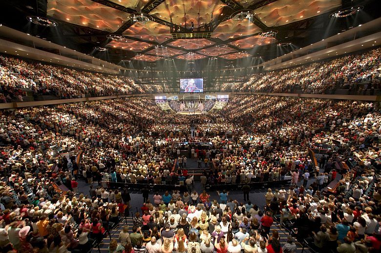 Lakewood Church, największa kongregacja w USA, zbierająca co tydzień około 52 tysiące wiernych