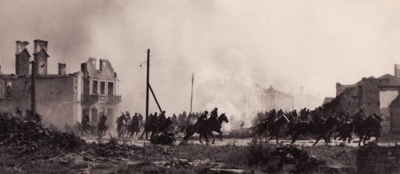 Polska kawaleria w Sochaczewie podczas Bitwy nad Bzurą, 1939