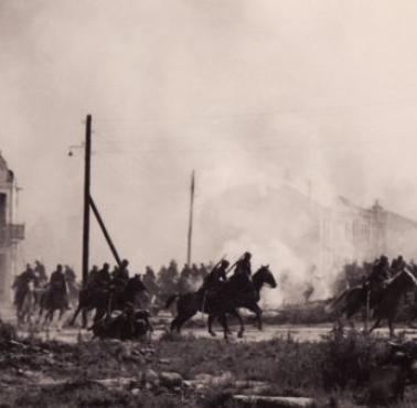 Polska kawaleria w Sochaczewie podczas Bitwy nad Bzurą, 1939