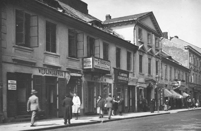 Warszawa, ulica Elektoralna 20. Dom, w którym mieszkał Juliusz Słowacki. Widoczne szyldy: Fabryka Żyrandoli - Nowik i Serejski