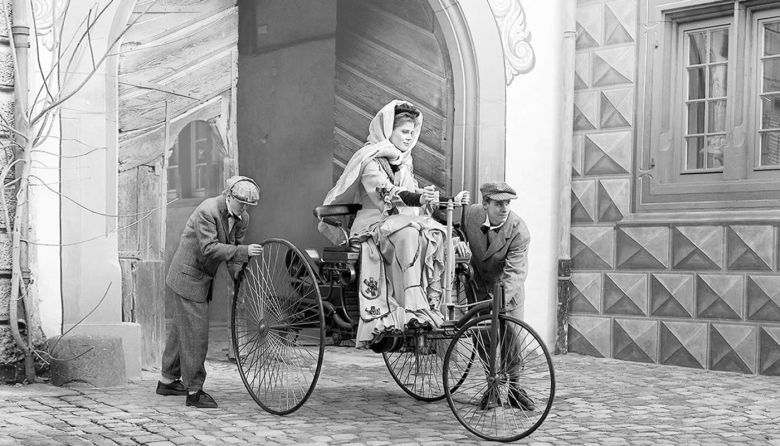 Bertha Benz, żona i partner biznesowy wynalazcy samochodowego Karla Benza w Benz Patent-Motorwagen, 1886