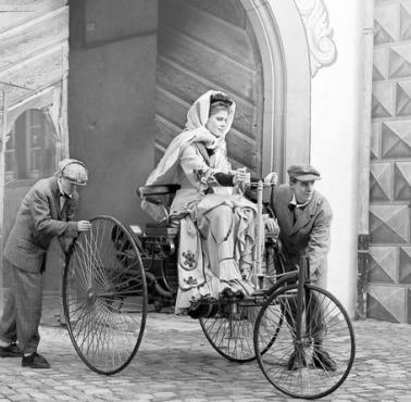 Bertha Benz, żona i partner biznesowy wynalazcy samochodowego Karla Benza w Benz Patent-Motorwagen, 1886