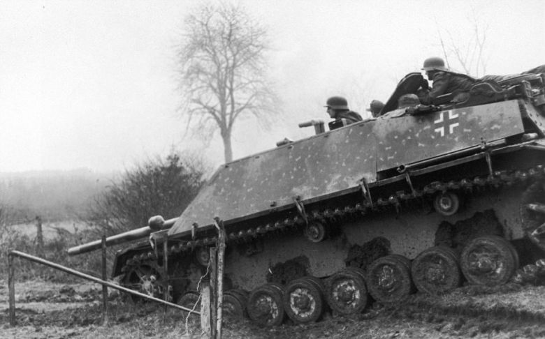 Niemieccy żołnierze na pokładzie niszczyciela czołgu Jagdpanzer IV podczas ofensywy w Ardenach, 1944 r.