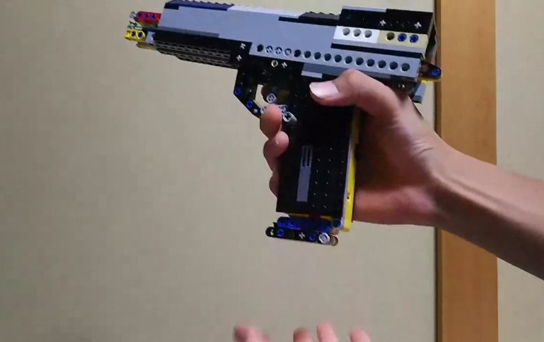 Pistolet strzelający klockami Lego (wideo HD)