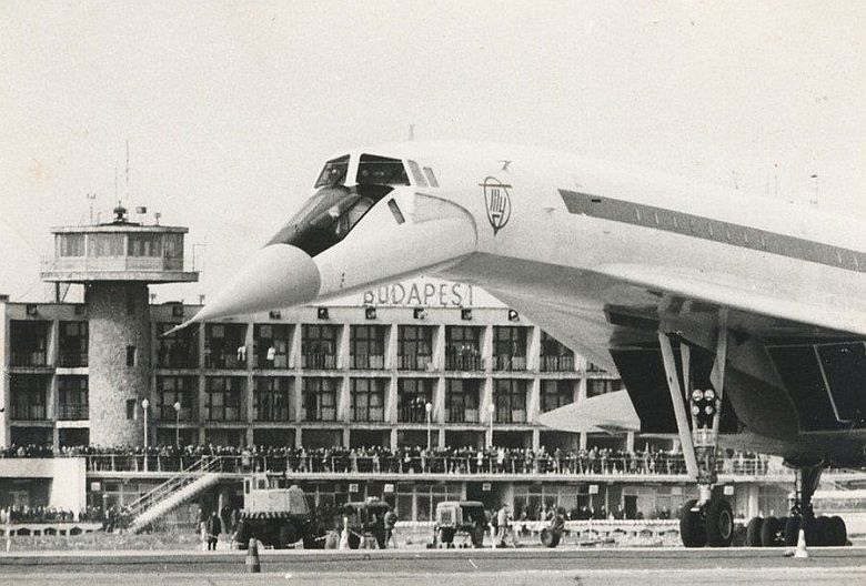 Radziecki naddźwiękowy samolot pasażerski Tu-144 na lotnisku w Budapeszcie