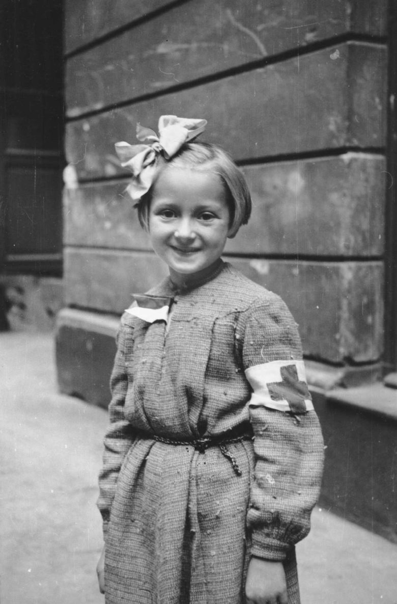 Młodziutka pielęgniarka podczas powstania warszawskiego, wrzesień 1944
