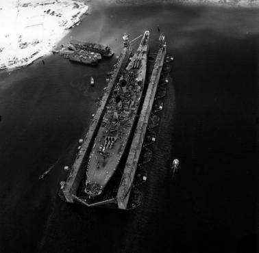 Pancernik USS Wisconsin (BB-64) w pływającym suchym doku USS Artisan (ABSD-1), Guam, kwiecień 1952