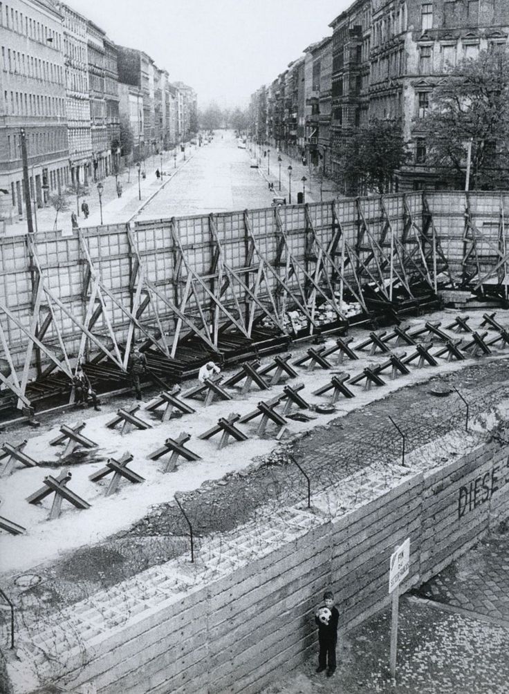 Mur berliński w Bernauer Straße, Berlin Zachodni, 1967