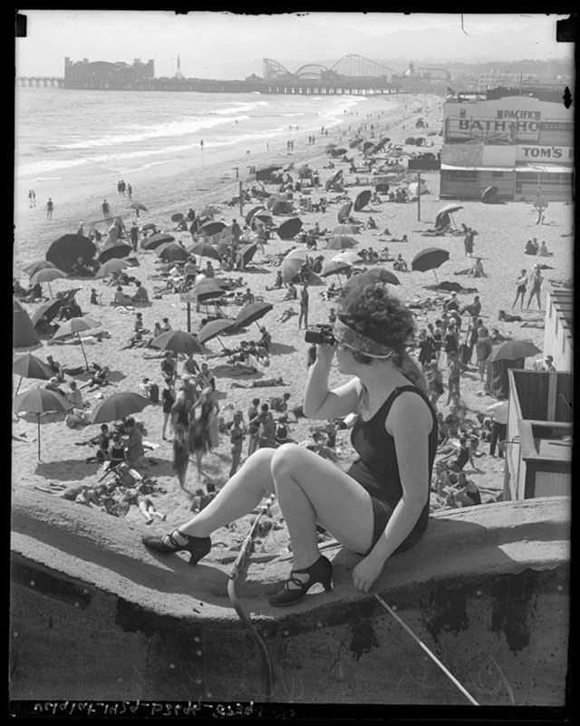 Dziewczyna na plaży w Santa Monica (Kalifornia), lata 20-te