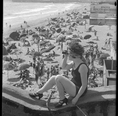 Dziewczyna na plaży w Santa Monica (Kalifornia), lata 20-te