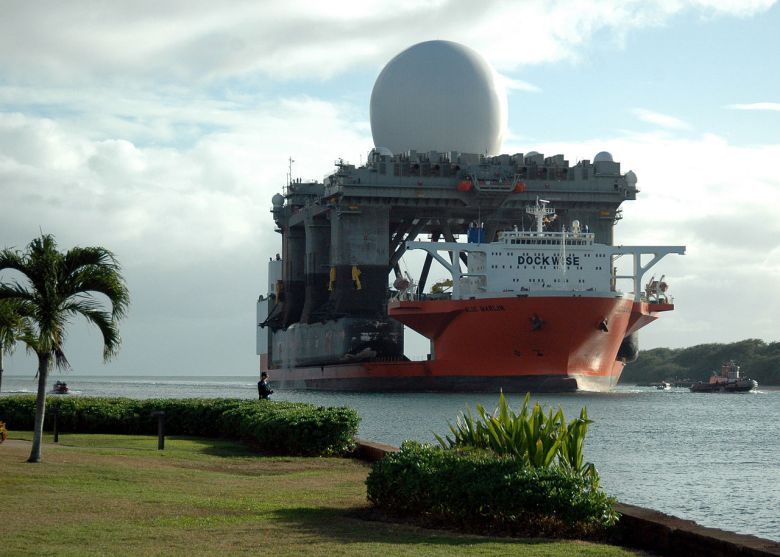 Radar SBX wpływa do Pearl Harbor w drodze na Alaskę (styczeń 2006)