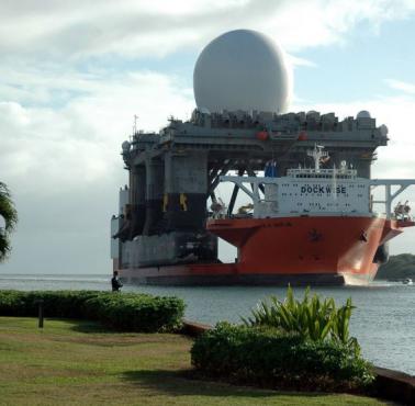 Radar SBX wpływa do Pearl Harbor w drodze na Alaskę (styczeń 2006)