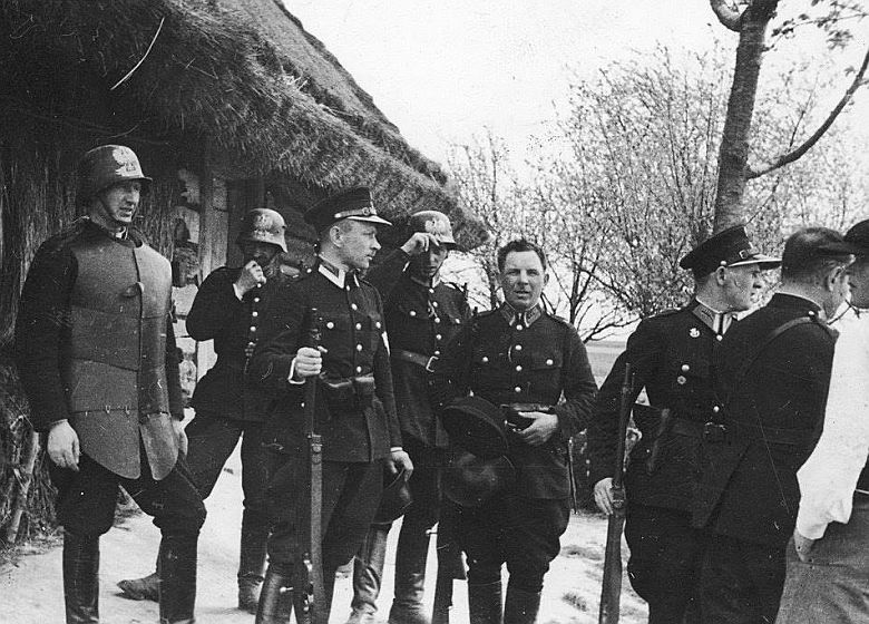 Funkcjonariusze Polskiej Policji Państwowej przed akcją przeciwko bandzie Maczugi