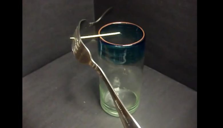 Dwa widelce i wykałaczka, perfekcyjny balans, fajny trik (wideo)