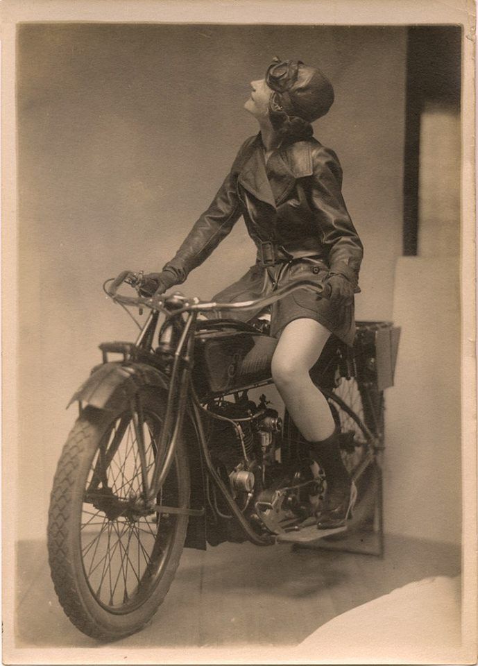 Angielska aktorka Eileen Percy na motorze Indian, 1920