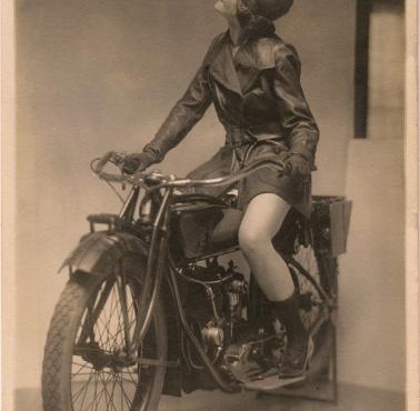 Angielska aktorka Eileen Percy na motorze Indian, 1920