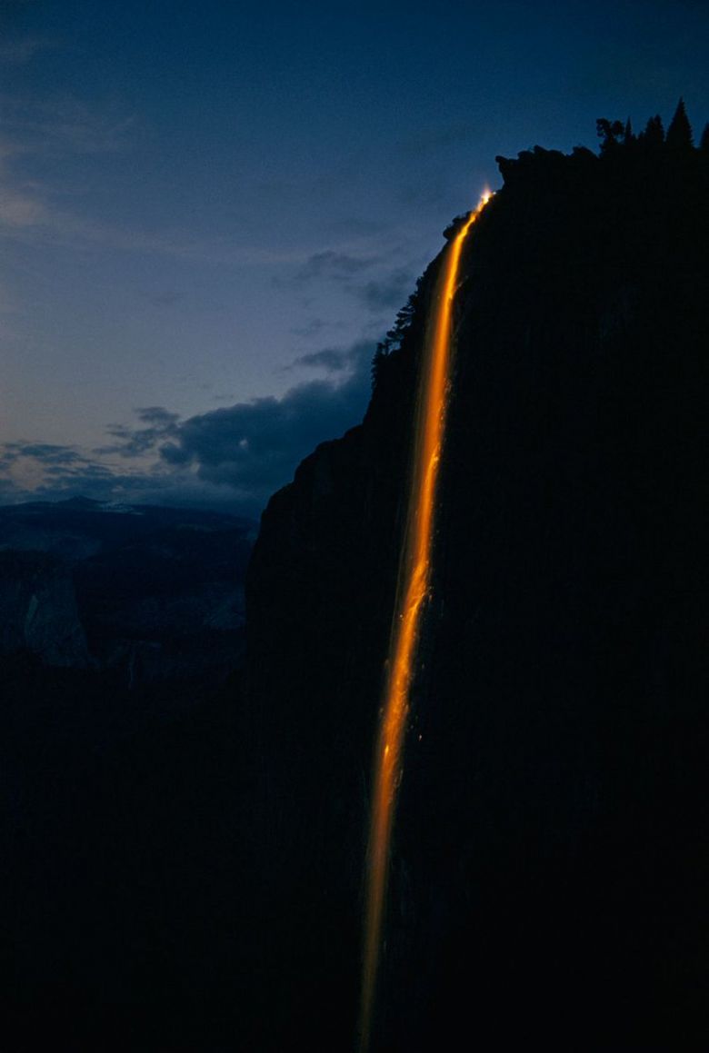 Pomarańczowa rzeka płynie z klifu w Parku Narodowym w Yosemite, maj 1958