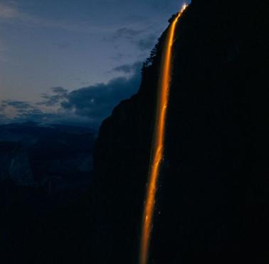 Pomarańczowa rzeka płynie z klifu w Parku Narodowym w Yosemite, maj 1958