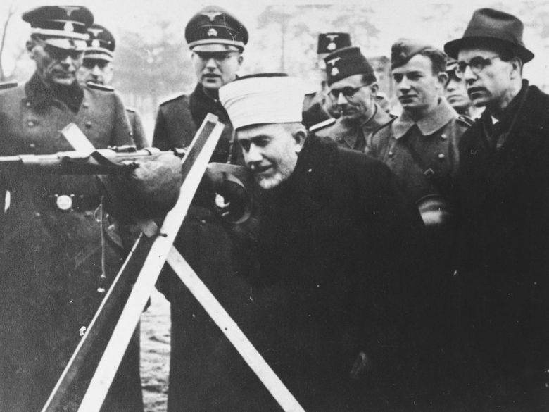 Wielki mufti Jerozolimy Muhammad Amin al-Husajni rozmowia z muzułmańskimi ochotnikami do Waffen SS z Bośni, 1943