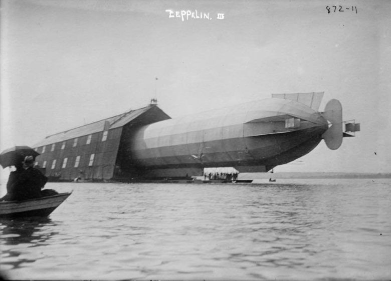 Sterowiec Zeppelin L.23 podczas dokowania w wodnym hangarze, 1916