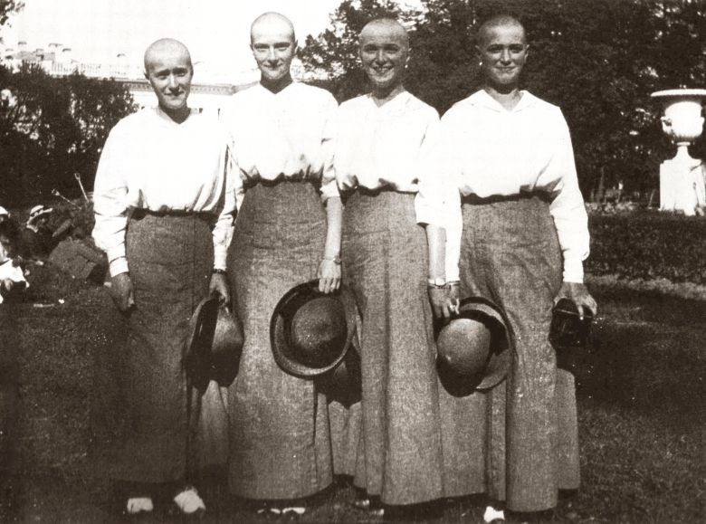Córki cara Mikołaja II (Anastazja, Tatiana, Olga, Maria) z ogolonymi głowami po przebytej odrze, wiosna 1917