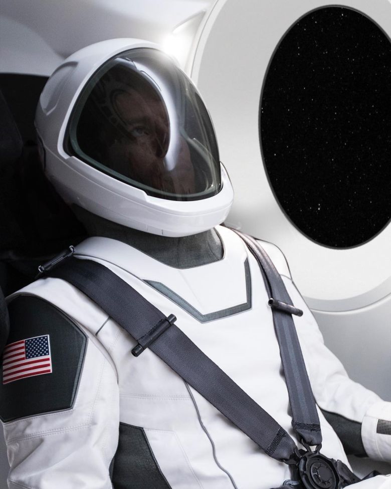 Elon Musk prezentuje pierwsze zdjęcie kosmicznego stroju prywatnej firmy przemysłu kosmicznego SpaceX