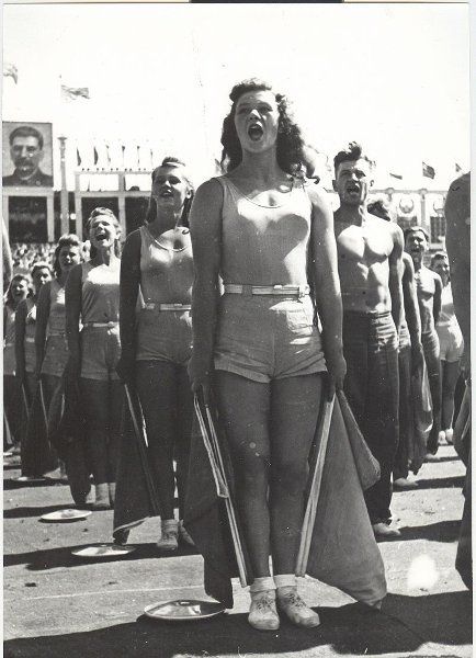 Studenci Moskiewskiego Instytutu Wychowania Fizycznego na stadionie Dynamo, Moskwa, 1930