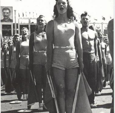 Studenci Moskiewskiego Instytutu Wychowania Fizycznego na stadionie Dynamo, Moskwa, 1930