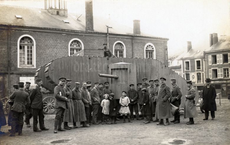 Przeznaczona do ćwiczeń żołnierzy niemiecka replika angielskiego czołgu, 1916-18