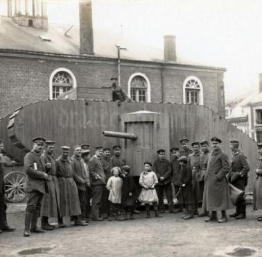 Przeznaczona do ćwiczeń żołnierzy niemiecka replika angielskiego czołgu, 1916-18