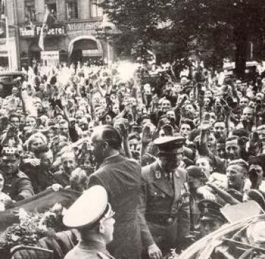 Tłumy witające J. von Ribbentropa w Królewcu, gdzie zatrzymał się w drodze powrotnej z Moskwy (24 VIII 1939)