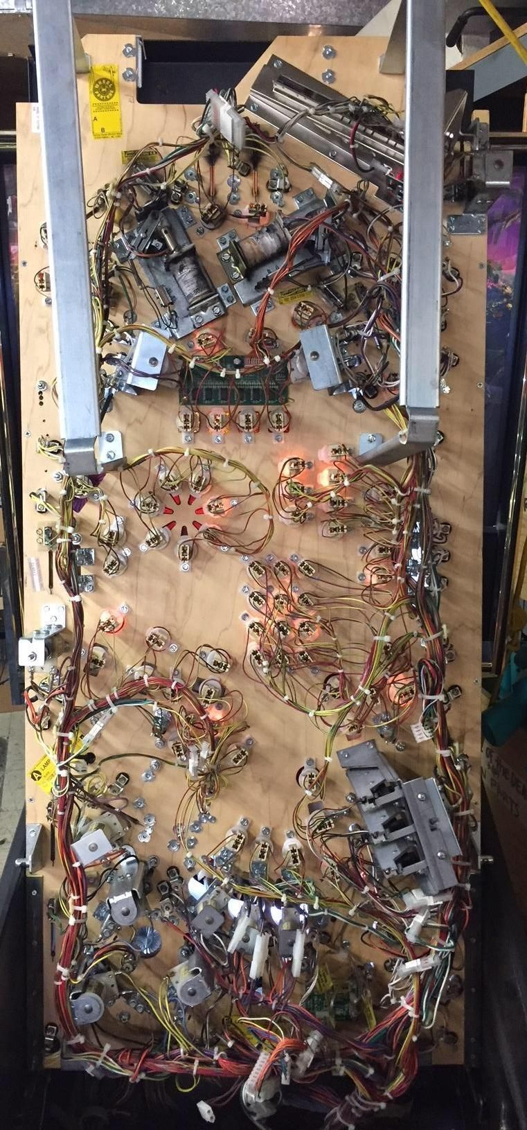 Automat pinball z lat 70-tych w środku