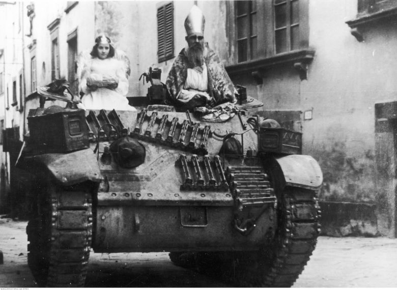 Święty Mikołaj podczas pełnienia swoich obowiązków w trakcie działań wojennych we Włoszech (Bibbiena), 1944