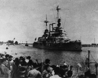 25 VIII 1939 do portu gdańskiego kurtuazyjnie wpłynął niemiecki pancernik Schleswig-Holstein