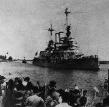 25 VIII 1939 do portu gdańskiego "kurtuazyjnie" wpłynął niemiecki pancernik Schleswig-Holstein