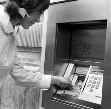 Pierwszy bankomat wykorzystujący karty, Chemical Bank w Rockville Centre w Nowym Jorku w 1969 roku