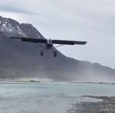 Lądowanie samolotu w trudnych warunkach (wiatr z przodu) (wideo)