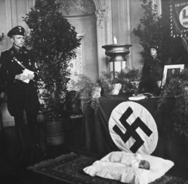 "Chrzest" dziecka z Lebensbornu w obrządku wymyślonym przez SS, 1935