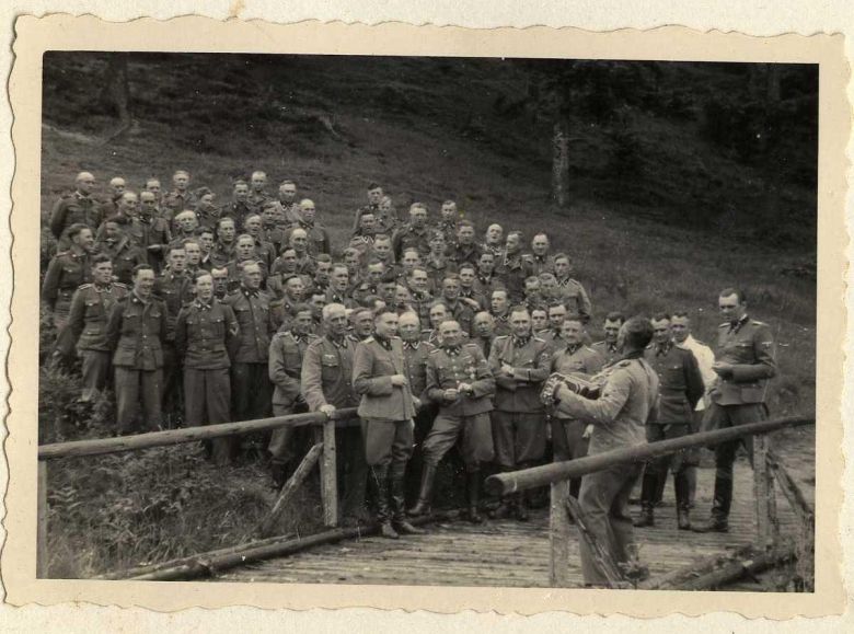 Personel SS niemieckiego obozu koncentracyjnego Auschwitz-Birkenau podczas wypoczynku w Międzybrodziu (30 km od obozu), 1944