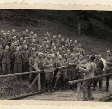 Personel SS niemieckiego obozu koncentracyjnego Auschwitz-Birkenau podczas wypoczynku w Międzybrodziu (30 km od obozu), 1944