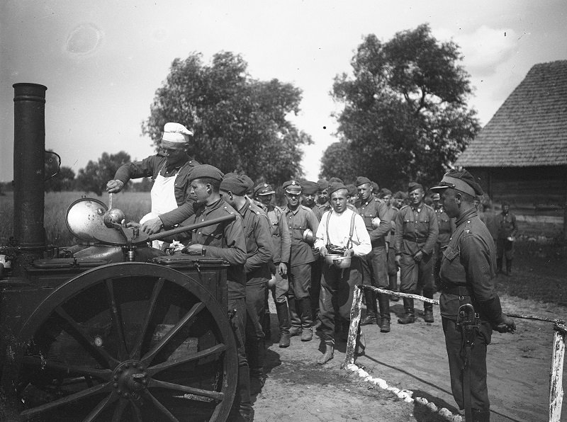 Manewry Wojska Polskiego na Mazowszu. Wydawanie obiadu z kuchni polowej w asyście podoficera