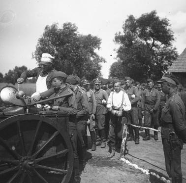 Manewry Wojska Polskiego na Mazowszu. Wydawanie obiadu z kuchni polowej w asyście podoficera