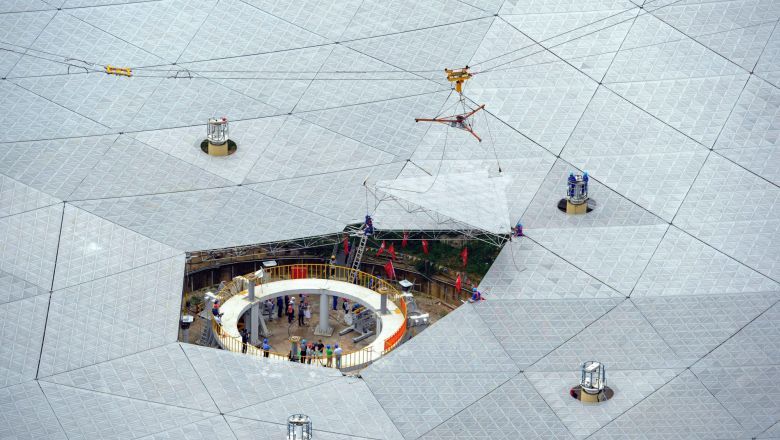 Instalacja ostatniego panelu największego na świecie teleskopu radiowego - Aperture Spherical Telescope (FAST), Chiny