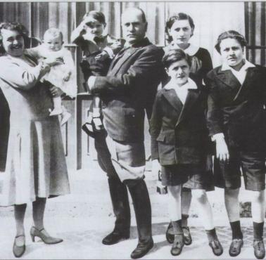 Socjalista i twórca faszyzmu Mussolini z rodziną, 1935