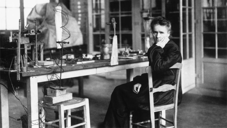 Maria Salomea Skłodowska-Curie herbu Dołęga w swoim paryskim laboratorium, 1912