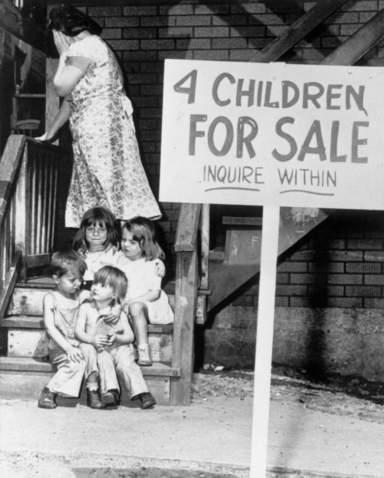 Rodzina, która po eksmisji z mieszkania postanowiła sprzedać czwórkę swoich dzieci, Chicago, 1948