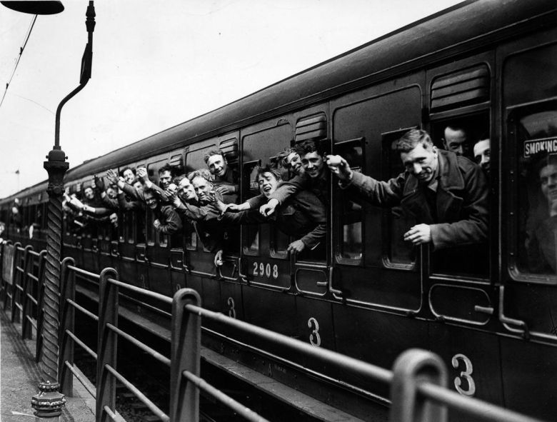 Brytyjscy żołnierze, którzy uciekli z Francji poprzez port w Dunkierce, Londyn, czerwiec 1940