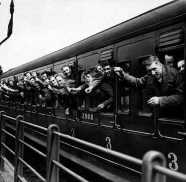 Brytyjscy żołnierze, którzy uciekli z Francji poprzez port w Dunkierce, Londyn, czerwiec 1940