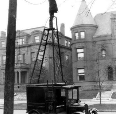 Zmiana żarówki w latarni, 1910