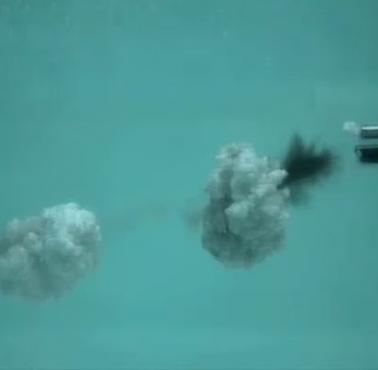Podwodny strzał (slow motion, wideo)